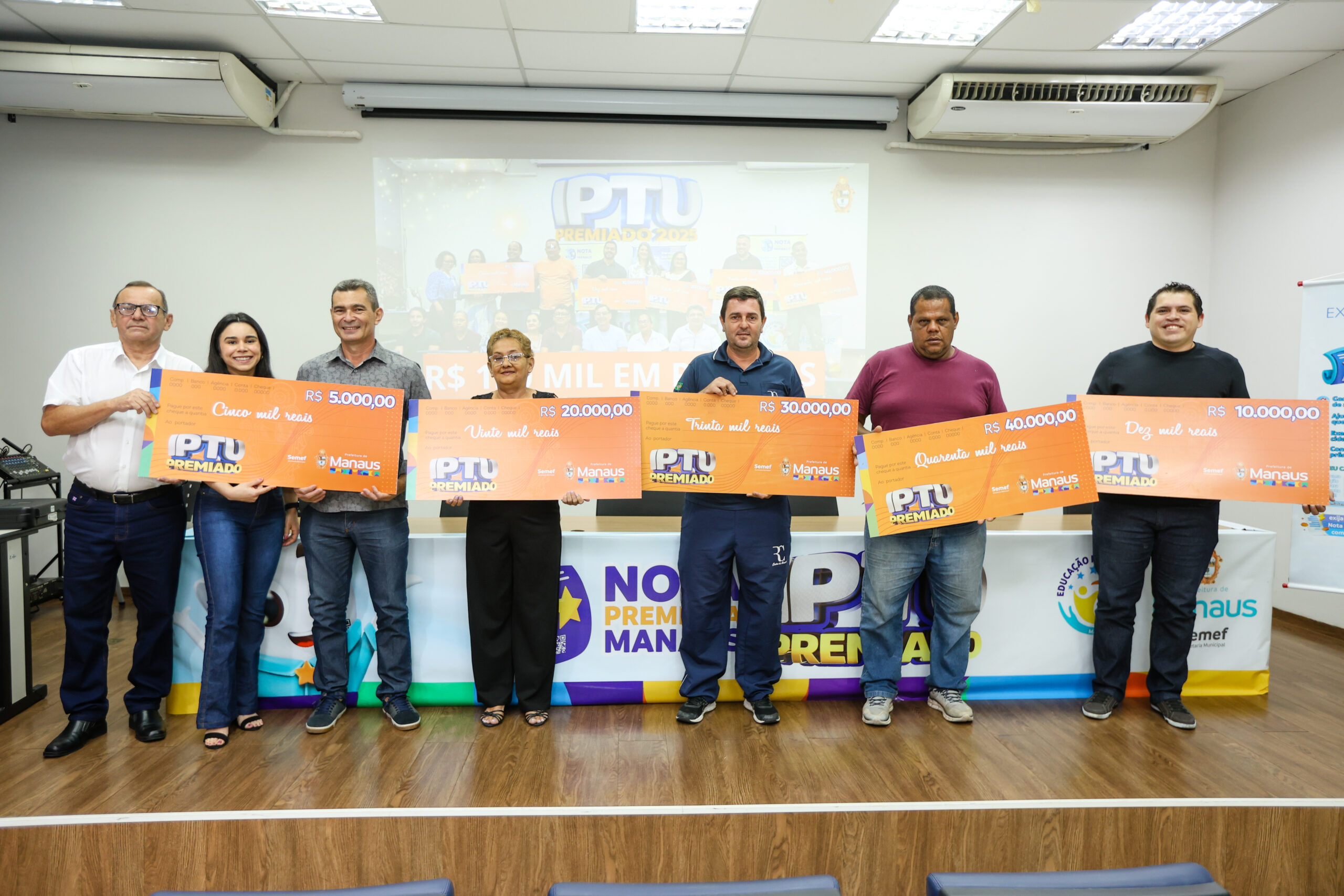 140825-prefeitura-de-manaus-entrega-premiao-aos-ganhadores-do-quinto-sorteio-da-campanha-iptu-premiado_54720569488_o
