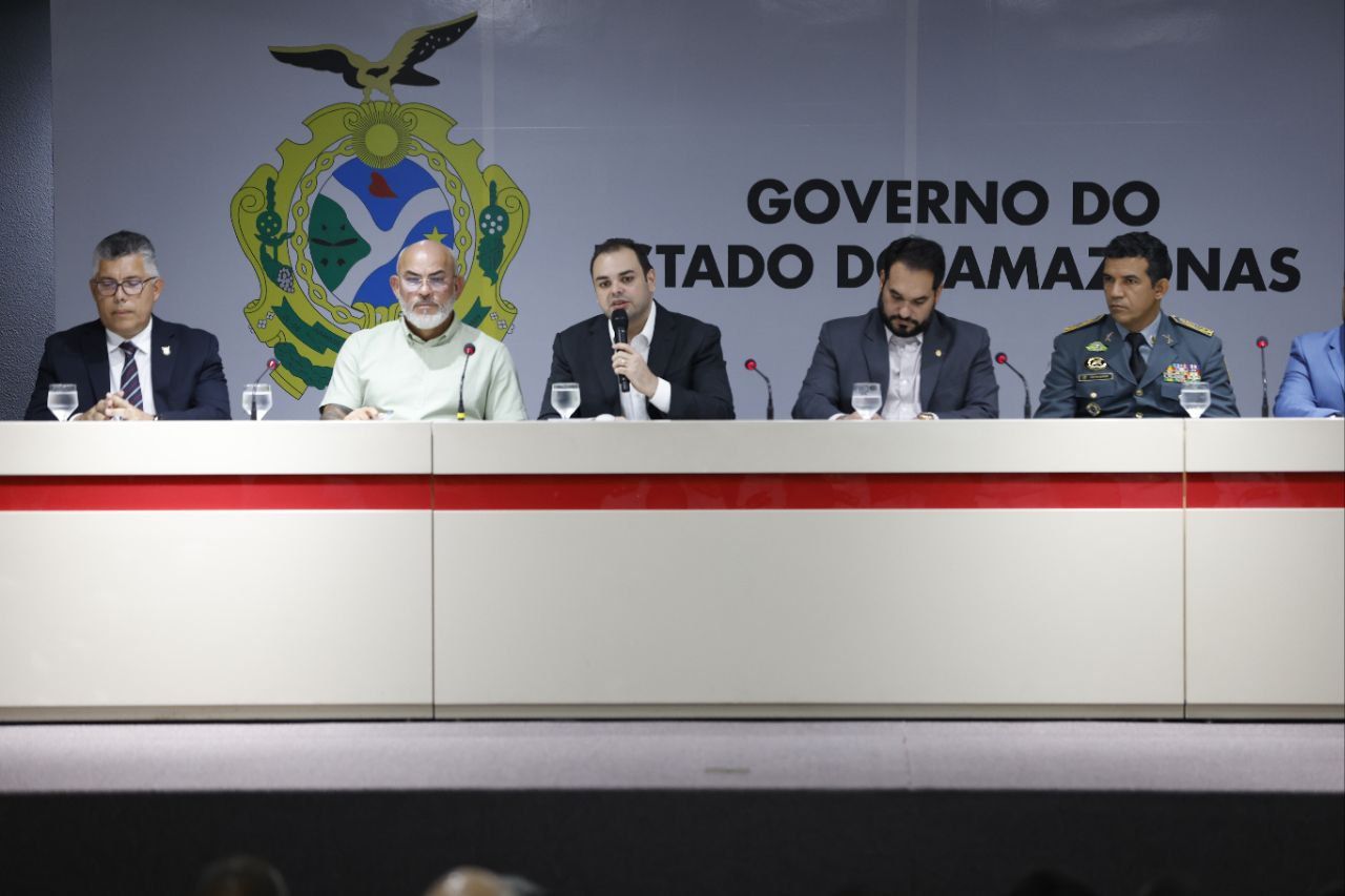 Governador-interino-Roberto-Cidade-forma-60-oficiais-da-PMAM-no-Curso-Superior-de-Policia-e-reforca-investimentos-na-seguranca-publica-1_foto-Alex-Pazuello-Secom-2